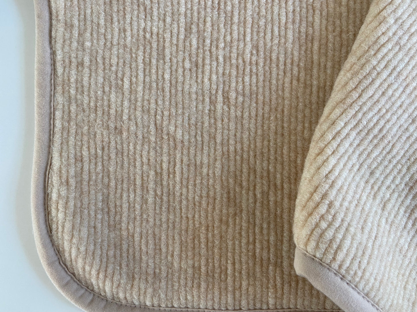 Onderlegger ledikant Ribstructuur - 100% Merinowol 🫧